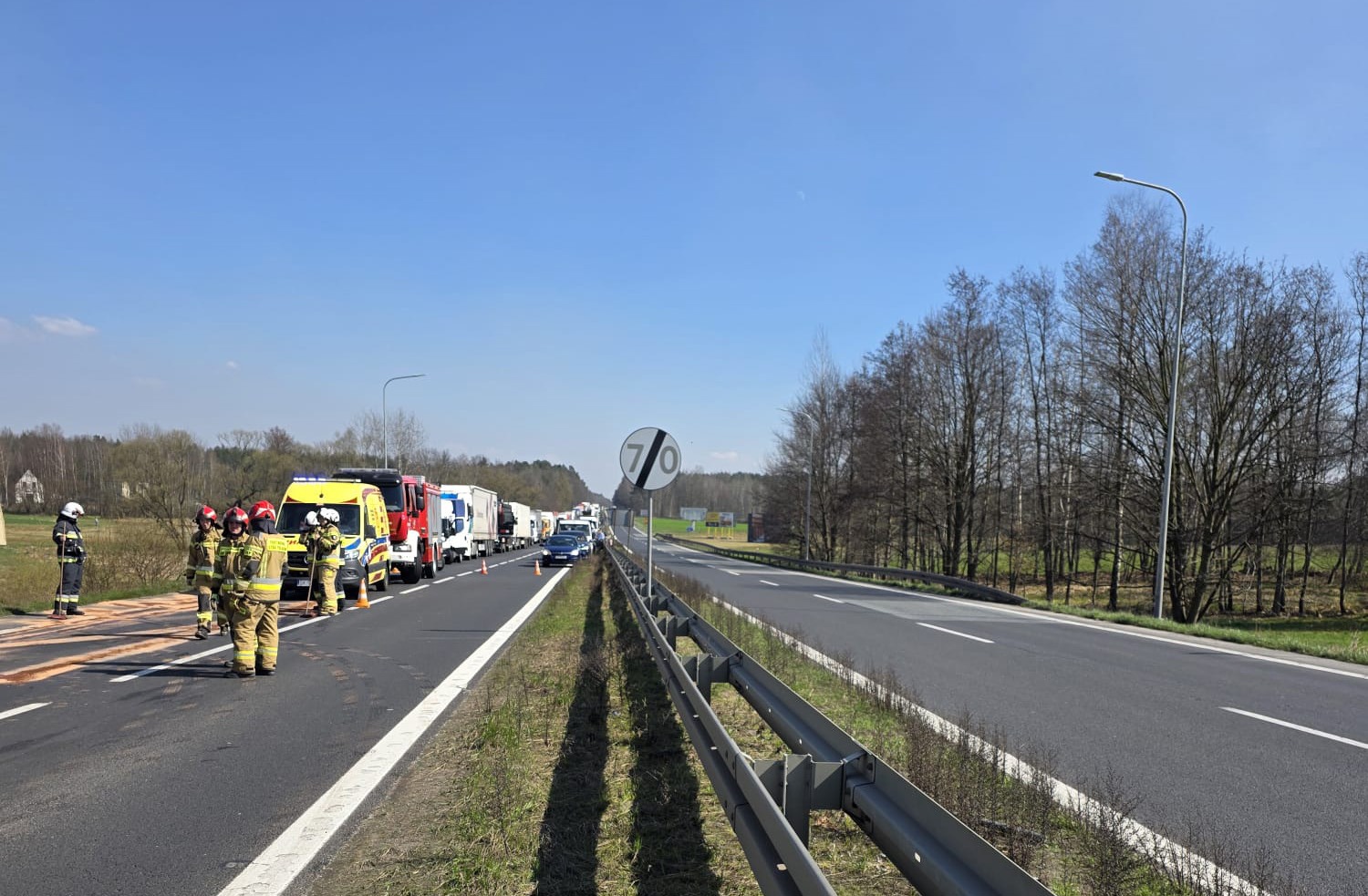 [FOTO] Zderzenie dwóch ciężarówek w Kobiórze. Były spore utrudnienia w ruchu