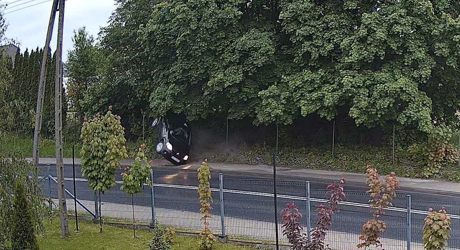 [WIDEO] Ograniczenia prędkości nie są dla ozdoby. Lekcja fizyki na mokrej drodze