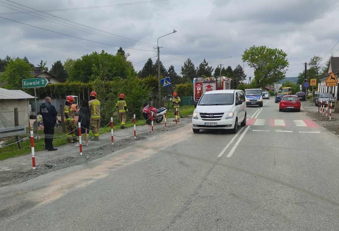 Motocyklista najechał na znak drogowy. Nie miał uprawnień do prowadzenia motocyklami