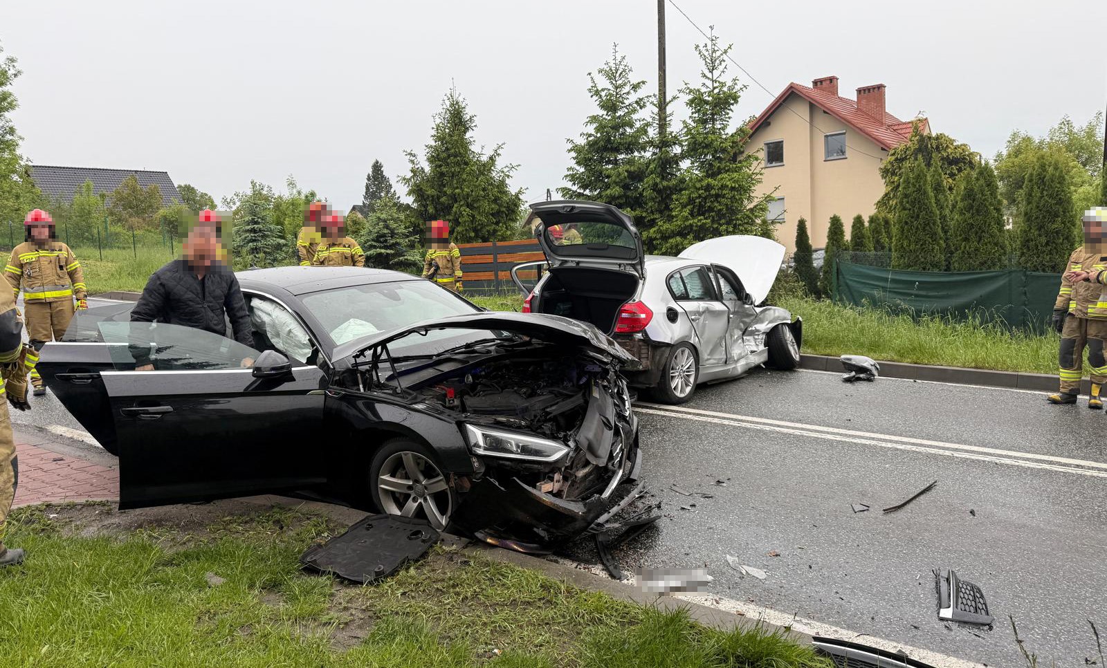 [FOTO] Solidna kraksa w Kozach. Audi samo wezwało służby ratunkowe