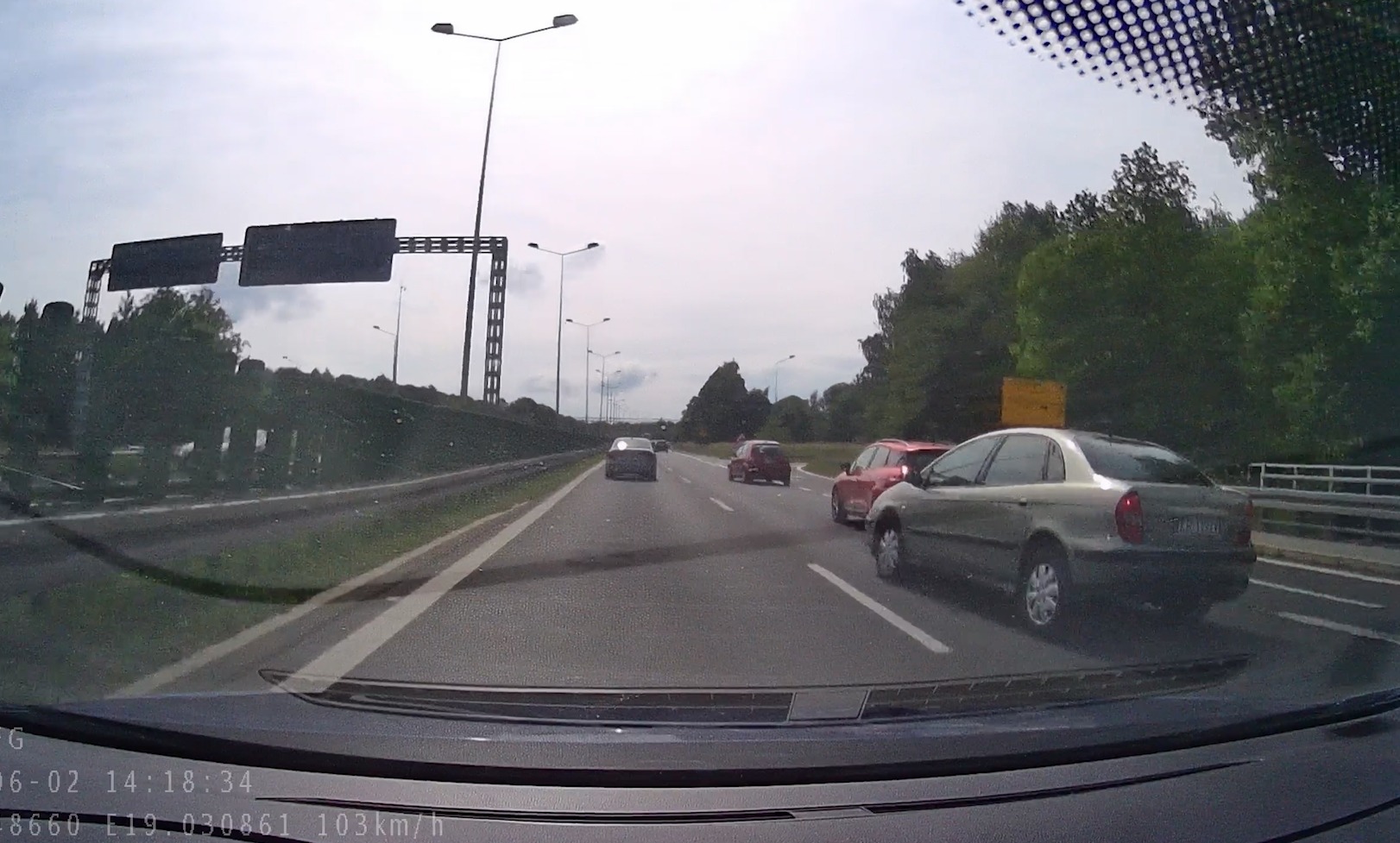 [WIDEO] Kraksa na S-52 w Bielsku-Białej. Kto winny? Poszukiwany kierowca Renault
