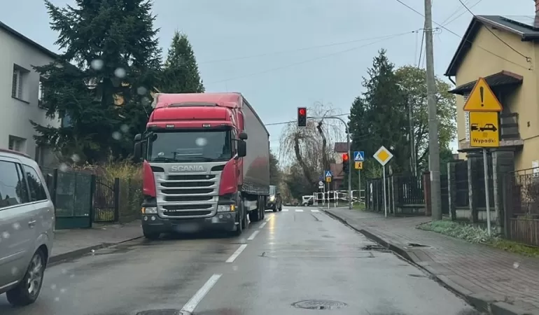 Kierowca ciężarówki zdemolował barierki. Zabłądził w centrum Czechowic-Dziedzic?