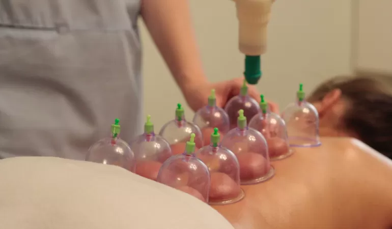 Klejnoty spokoju: Kryształowe masaże w luksusowych spa w Dubaju
