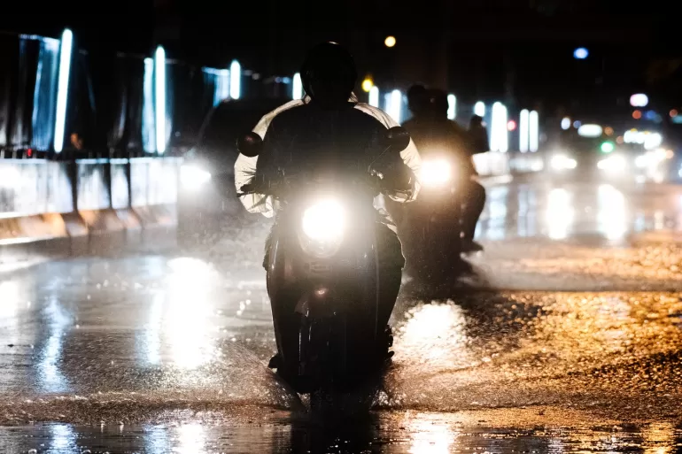 jazda motocyklem w czasie opadów