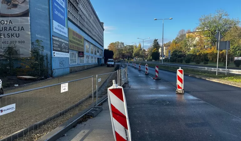 Przystanek Apena - kierunek centrum wraca na swoje miejsce. Czy to koniec robót na ul. Partyzantów?