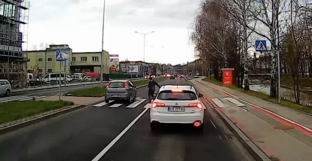 Dosłownie "o krok" od potrącenia na pasach
