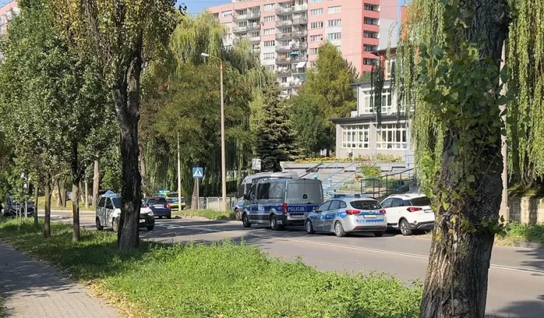 Ewakuacja Liceum Ogólnokształcącego imienia Adama Asnyka. W szkole znaleziono dziwną paczkę