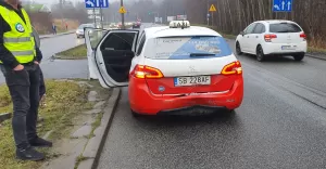 Wypadek z udziałem taksówki. Poszukiwany kierowca VW Golfa