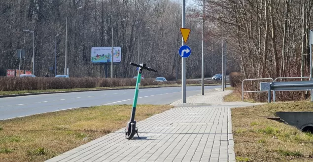 Hulajnoga pozostawiona na chodniku przy al. Andersa w Bielsku-Białej