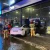 [FOTO] Ślizgawka na parkingu centrum handlowego. Auta wjechały w witryny sklepowe!