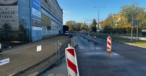 Przystanek Apena - kierunek centrum wraca na swoje miejsce. Czy to koniec robót na ul. Partyzantów?