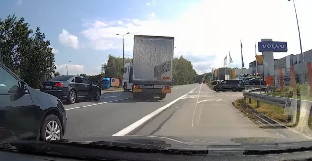 Niebezpieczny manewr zawodowego kierowcy