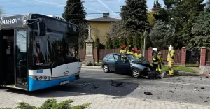 Groźny wypadek na ul. Łukasiewicza. Osobówka zderzyła się z autobusem!