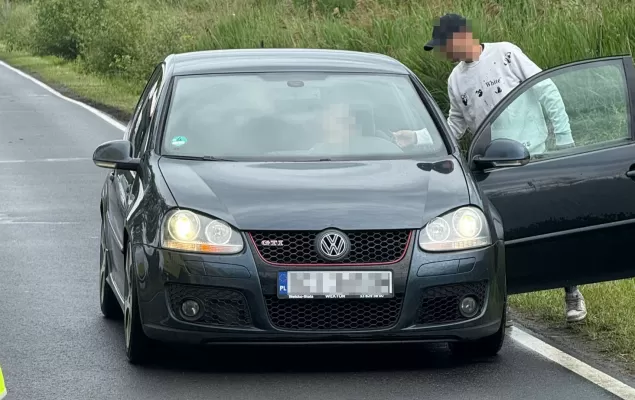 [FOTO] Wyprzedzanie "na trzeciego" zakończone zderzeniem trzech pojazdów