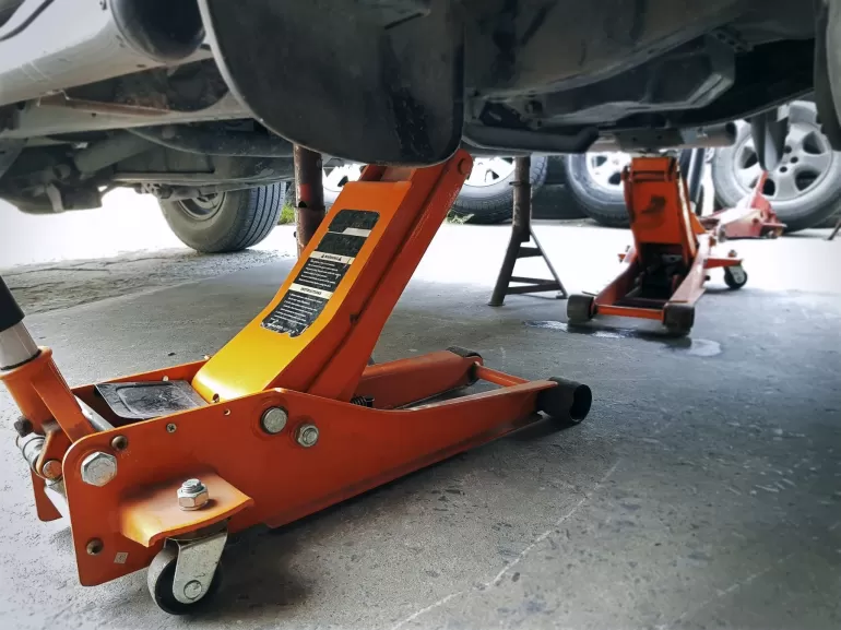 Hydrauliczny czy mechaniczny podnośnik samochodowy - co wybrać?