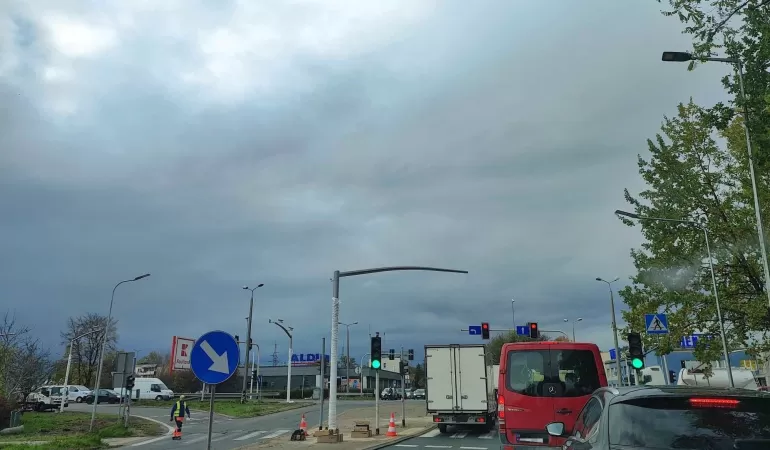Trwa montaż tzw. fotoradaru na czerwone światło w obrębie skrzyżowania DK-1 z Męczenników Oświęcimskich w Pszczynie