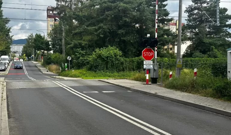Uszkodzone rogatki na przejazdach kolejowych. Mieszkańcy mają dość ciągłego trąbienia