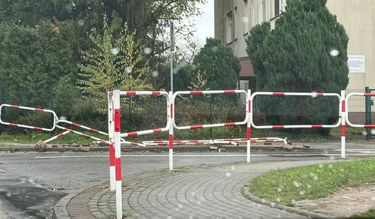 Kierowca ciężarówki zdemolował barierki. Zabłądził w centrum Czechowic-Dziedzic?