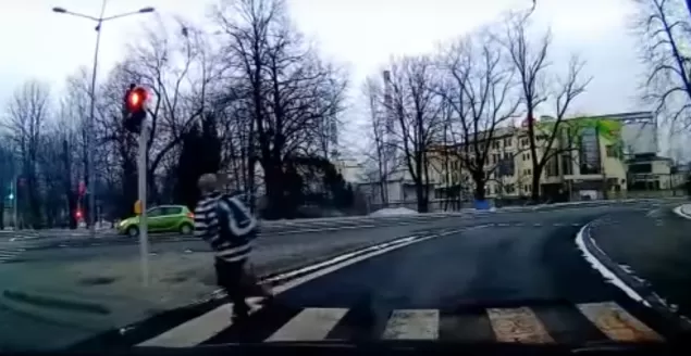 Przykład skrajnej głupoty pieszego