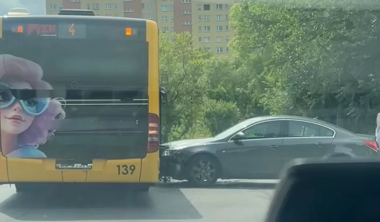 Kolizja Opla z autobusem MZK. Kierowca osobówki nie ustąpił pierwszeństwa