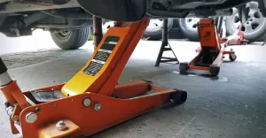 Hydrauliczny czy mechaniczny podnośnik samochodowy - co wybrać?