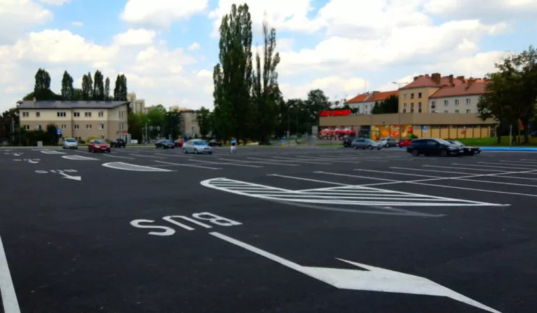 Parking miejski przy ulicy Broniewskiego