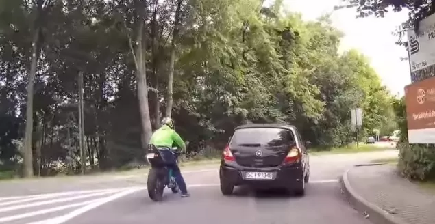 Dziwne zachowanie motorowerzysty w Strumieniu