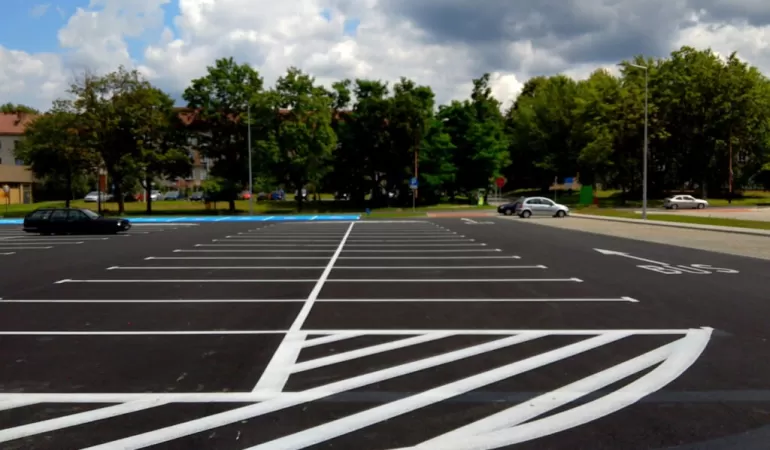 Parking miejski przy ulicy Broniewskiego