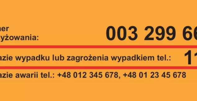 Naklejki na przejeździe kolejowym
