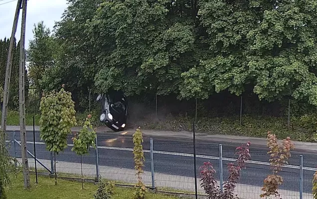 [WIDEO] Ograniczenia prędkości nie są dla ozdoby. Lekcja fizyki na mokrej drodze