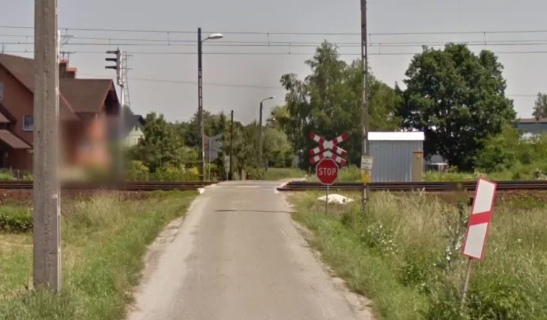 Niestrzeżony przejazd kolejowy w ciągu Myśliwskiej i Słonecznej na granicy Pszczyny i Piasku