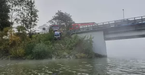 [FOTO] Poranna akcja strażaków: samochód wpadł do jeziora