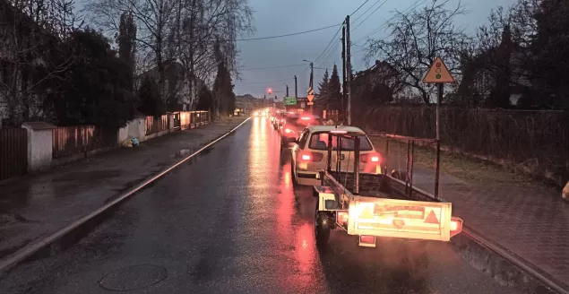 Przed skrzyżowaniem ul. Głównej z DK-1 tworzą się korki, Gabriela placha