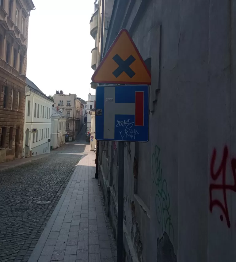 Absurdy w oznakowaniu, centrum Bielska