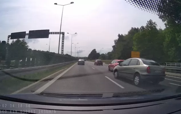 [WIDEO] Kraksa na S-52 w Bielsku-Białej. Kto winny? Poszukiwany kierowca Renault
