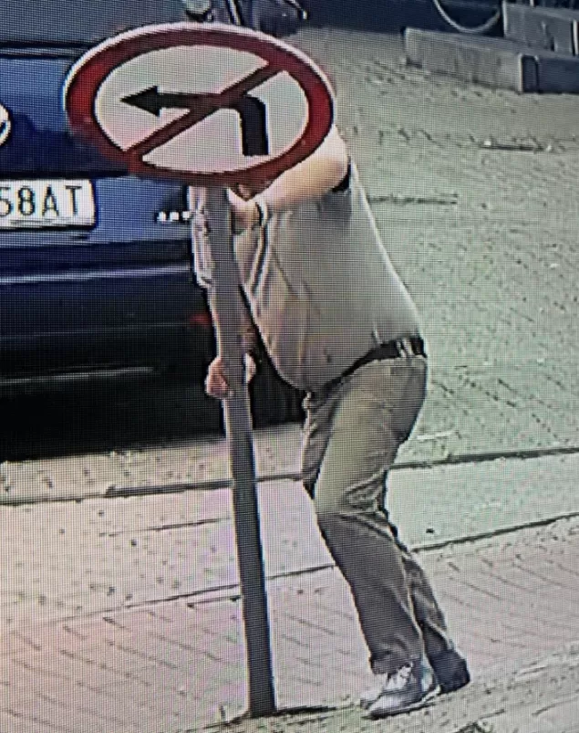 W biały dzień zniszczył znak drogowy. Nikt nie zareagował - 01.08.2022