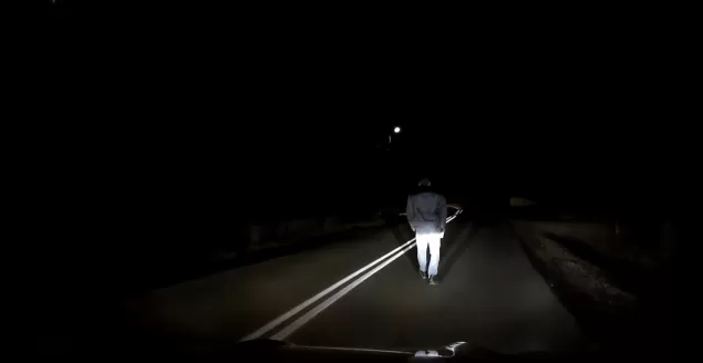 Nocna niespodzianka na nieoświetlonej drodze