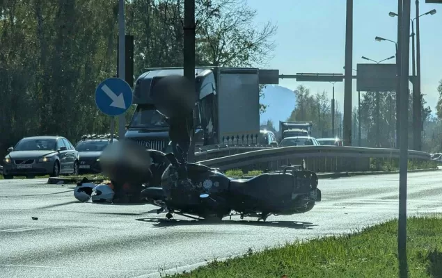 Zderzenie osobówki z motocyklem na DK-81. Jedna osoba trafiła do szpitala